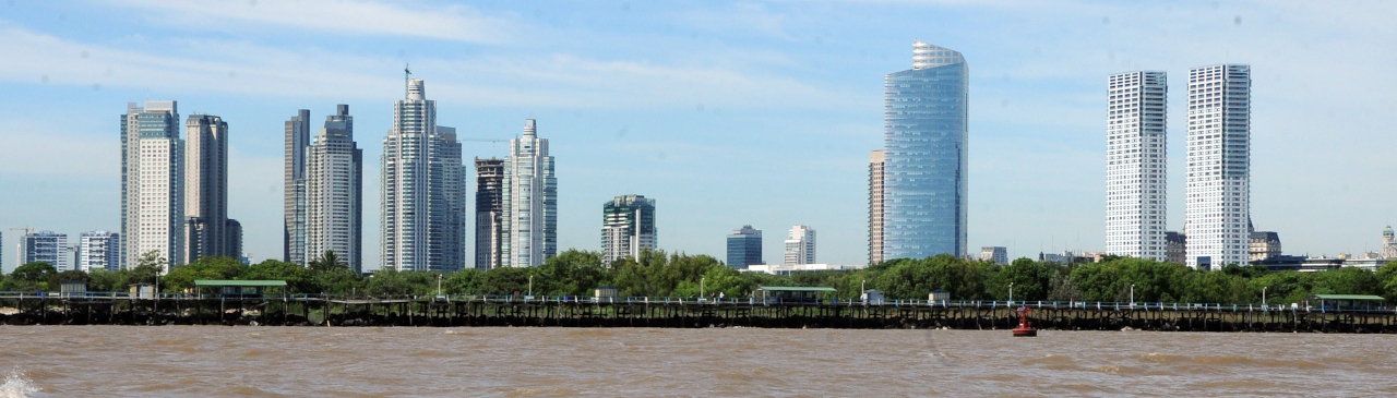 Blick auf die Skyline von Buenos Aires vom Puerto Madero